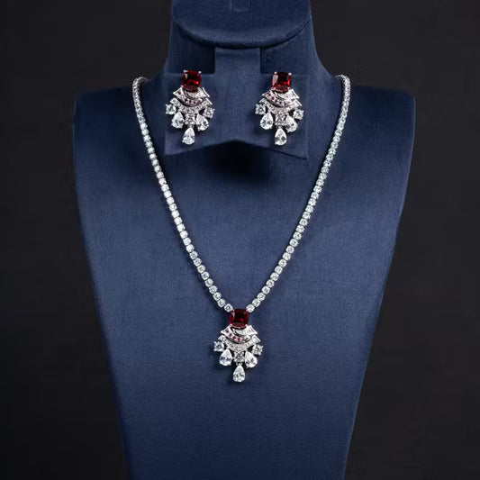Ketting en oorbellen “Crimson Elegance” met robijnrode accenten